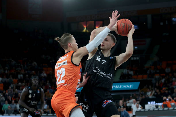 中场阿尔瓦 中场阿尔瓦